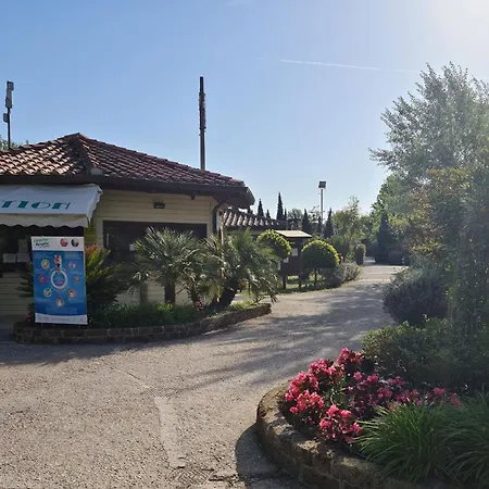 Comfortable Campsite-chalet G12 Tuscany Near Sea Domek alpejski